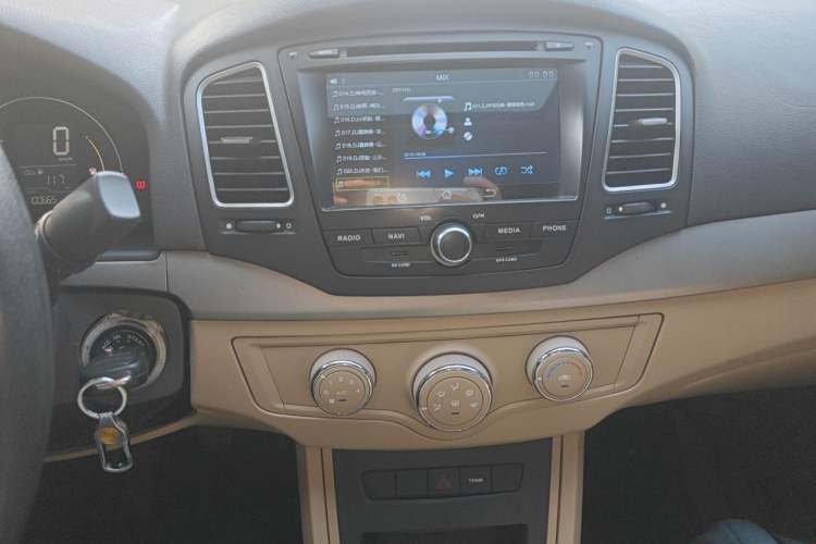 Used Roewe 350 2015 1.5L Manual Luxury Sunroof Edition Audio And AC Panel
