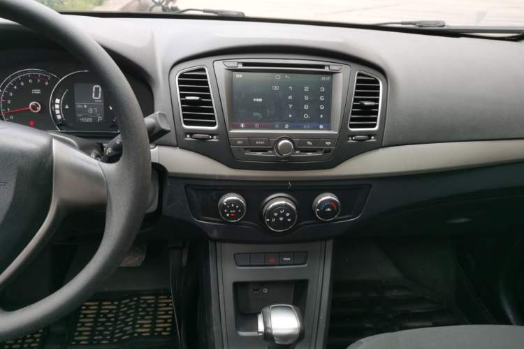 Used Roewe 350 2015 1.5L Automatic Luxury Sunroof Edition Audio And AC Panel