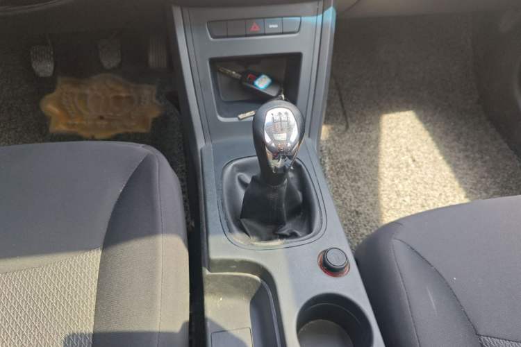 Used Roewe 350 2015 1.5L Manual Luxury Sunroof Edition Gear Lever