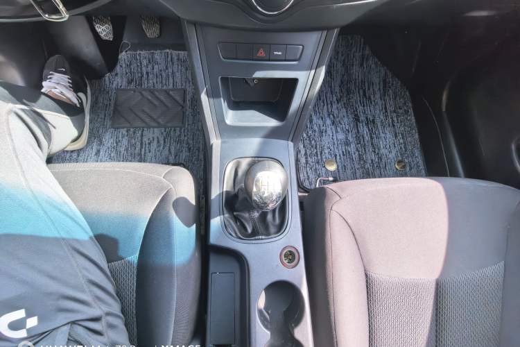 Used Roewe 350 2015 1.5L Manual Luxury Sunroof Edition Interior 4