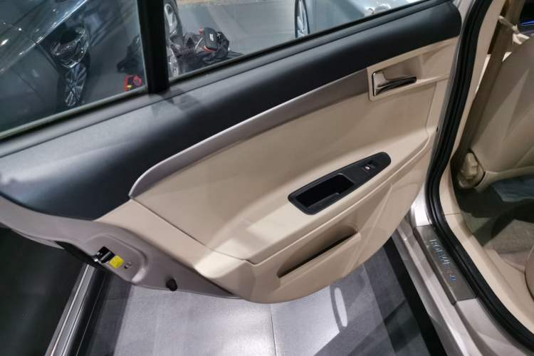 Used Roewe 350 2015 1.5L Automatic Luxury Sunroof Edition Interior 8
