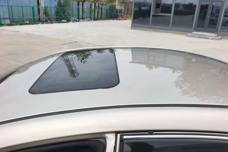 Used Roewe 350 2015 1.5L Automatic Luxury Sunroof Edition Roof