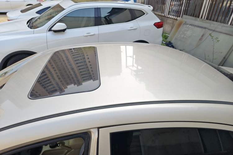 Used Roewe 350 2015 1.5L Manual Luxury Sunroof Edition Roof