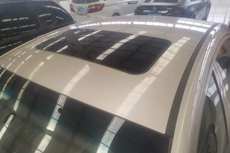 Used Roewe 350 2015 1.5L Manual Luxury Sunroof Edition Roof