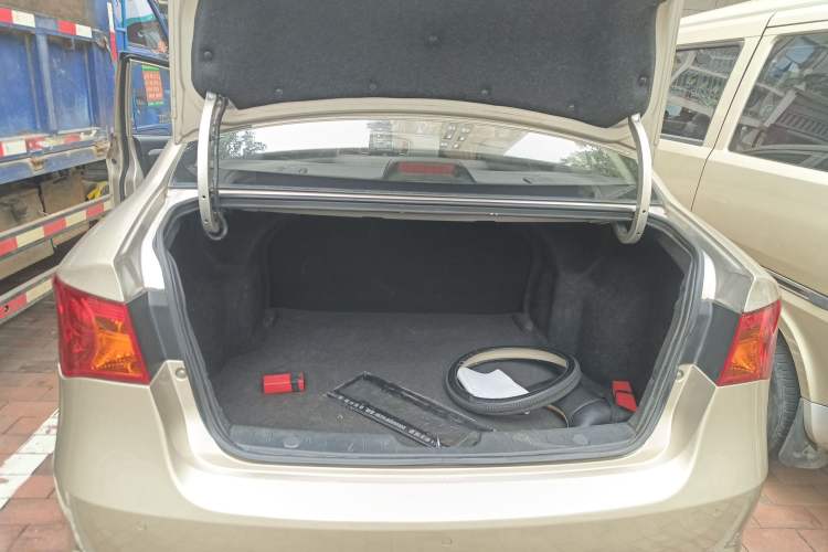 Used Roewe 350 2015 1.5L Manual Luxury Sunroof Edition Trunk