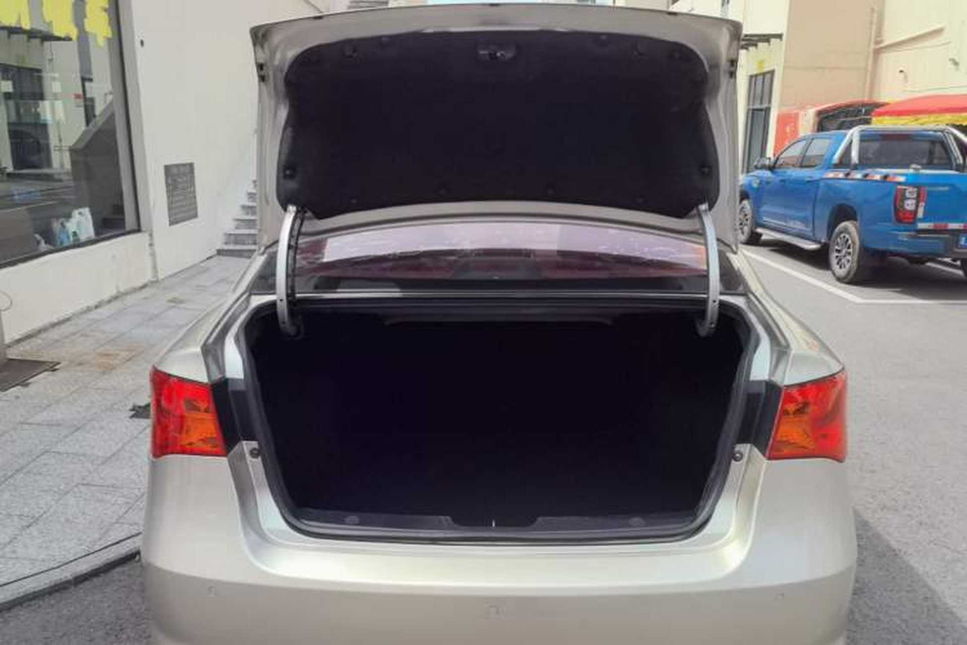 Used Roewe 350 2015 1.5L Automatic Luxury Sunroof Edition Trunk