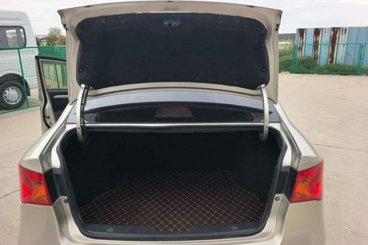 Used Roewe 350 2015 1.5L Automatic Luxury Sunroof Edition Trunk