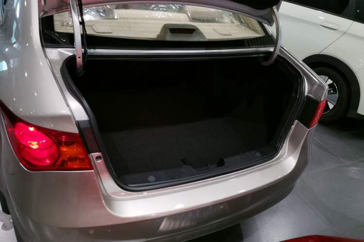 Used Roewe 350 2015 1.5L Automatic Luxury Sunroof Edition Trunk