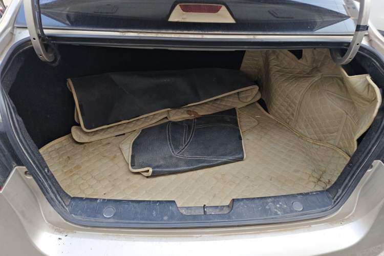 Used Roewe 350 2015 1.5L Manual Luxury Sunroof Edition Trunk