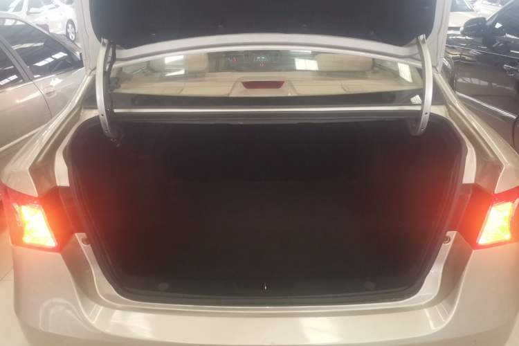 Used Roewe 350 2015 1.5L Manual Luxury Sunroof Edition Trunk