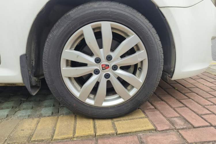 Used Roewe 350 2015 1.5L Manual Luxury Sunroof Edition Right Front Wheel Hub