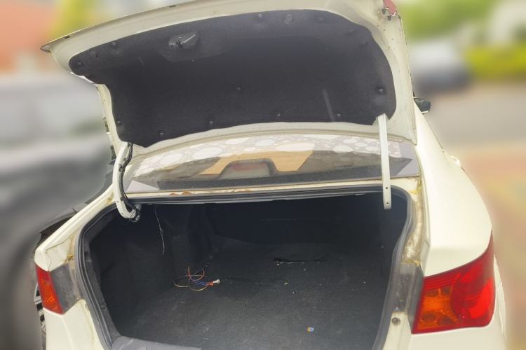 Used Roewe 350 2015 1.5L Manual Luxury Sunroof Edition Trunk