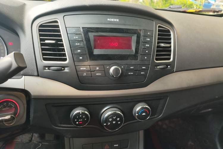 Used Roewe 350 2015 1.5L Manual Luxury Sunroof Edition Audio And AC Panel