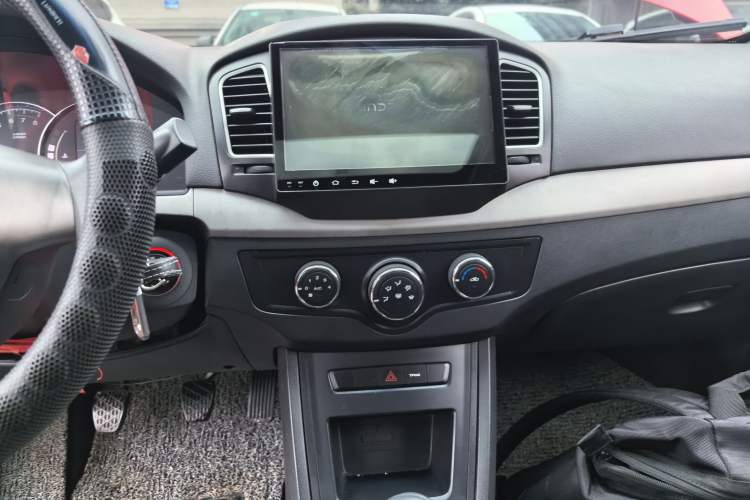 Used Roewe 350 2015 1.5L Manual Luxury Sunroof Edition Audio And AC Panel