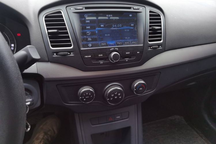 Used Roewe 350 2015 1.5L Automatic Luxury Sunroof Edition Audio And AC Panel