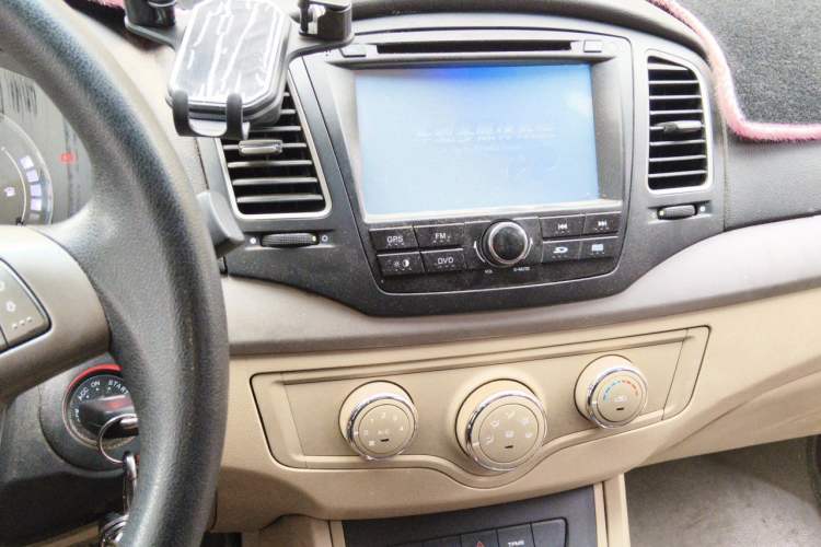 Used Roewe 350 2015 1.5L Manual Luxury Sunroof Edition Audio And AC Panel