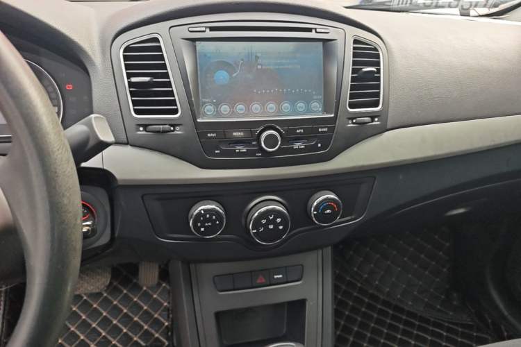 Used Roewe 350 2015 1.5L Automatic Luxury Sunroof Edition Audio And AC Panel