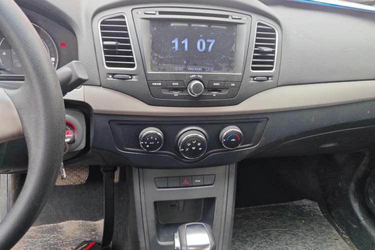 Used Roewe 350 2015 1.5L Automatic Luxury Sunroof Edition Audio And AC Panel