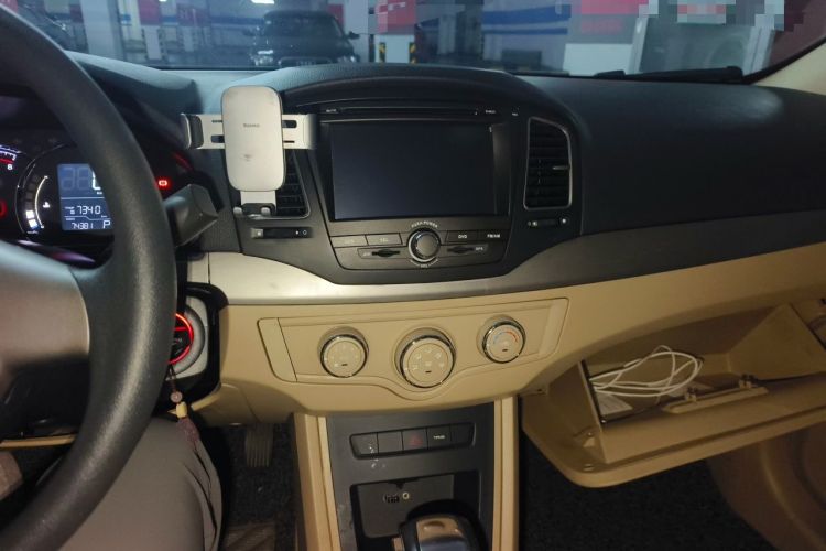 Used Roewe 350 2015 1.5L Automatic Luxury Sunroof Edition Audio And AC Panel