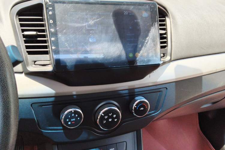 Used Roewe 350 2015 1.5L Automatic Luxury Sunroof Edition Audio And AC Panel