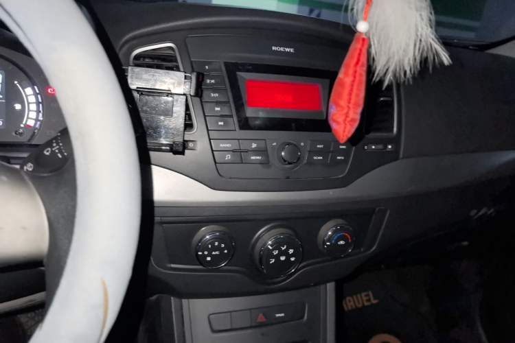 Used Roewe 350 2015 1.5L Automatic Luxury Sunroof Edition Audio And AC Panel
