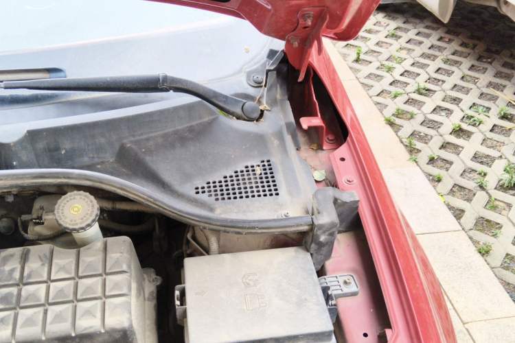 Used Roewe 350 2015 1.5L Manual Luxury Sunroof Edition Engine Bay Left