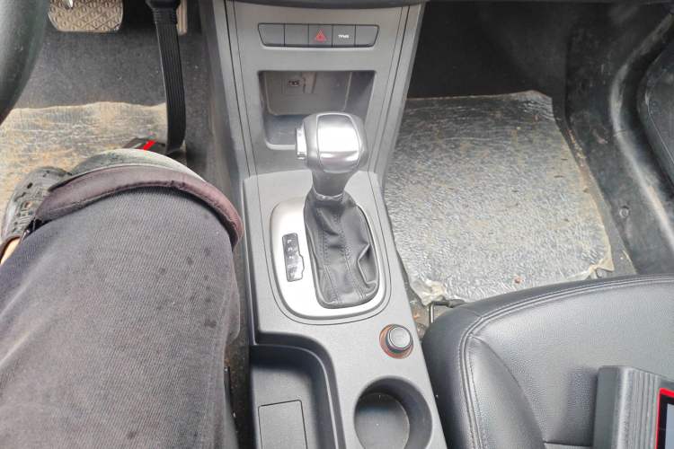 Used Roewe 350 2015 1.5L Automatic Luxury Sunroof Edition Gear Lever