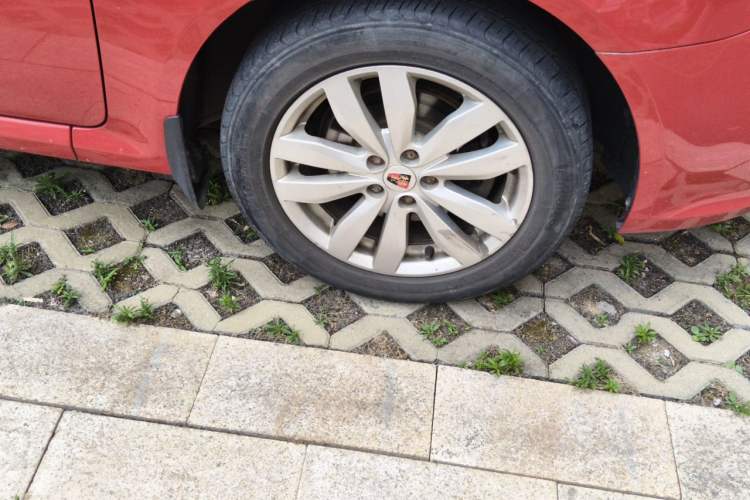 Used Roewe 350 2015 1.5L Manual Luxury Sunroof Edition Right Front Wheel Hub