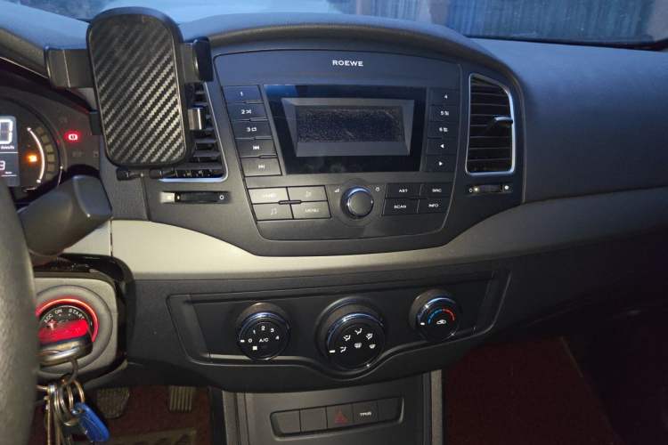 Used Roewe 350 2015 1.5L Manual Luxury Sunroof Edition Audio And AC Panel