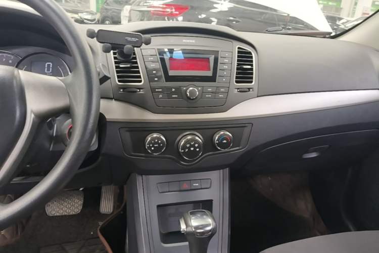 Used Roewe 350 2015 1.5L Automatic Luxury Sunroof Edition Audio And AC Panel