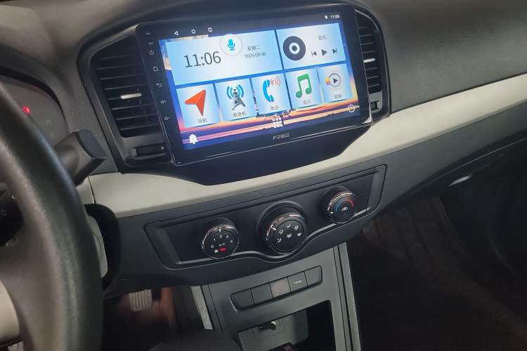 Used Roewe 350 2015 1.5L Automatic Luxury Sunroof Edition Audio And AC Panel