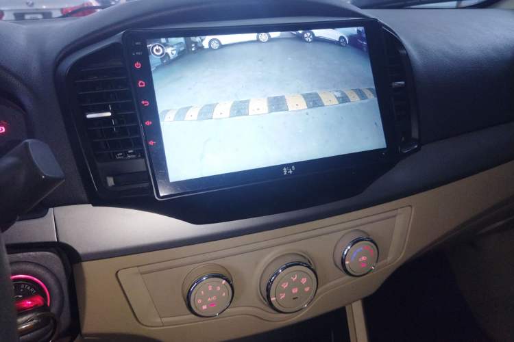 Used Roewe 350 2015 1.5L Automatic Luxury Sunroof Edition Audio And AC Panel