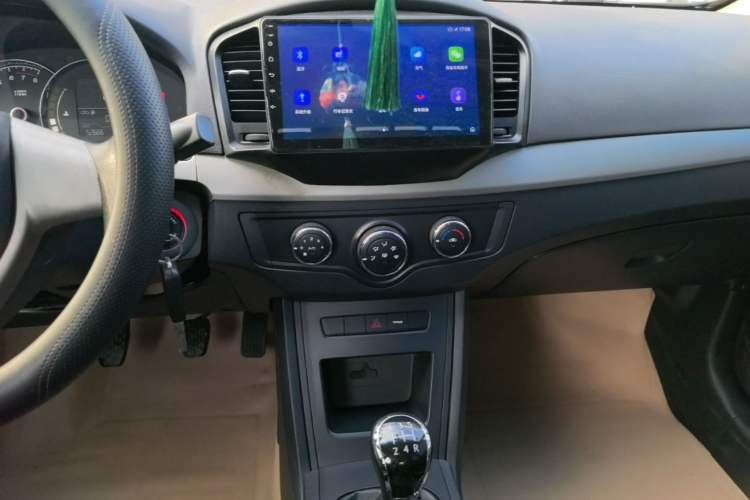 Used Roewe 350 2015 1.5L Manual Luxury Sunroof Edition Audio And AC Panel