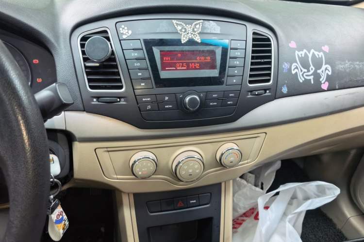 Used Roewe 350 2015 1.5L Manual Luxury Sunroof Edition Audio And AC Panel