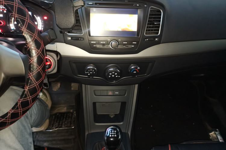 Used Roewe 350 2015 1.5L Manual Luxury Sunroof Edition Audio And AC Panel