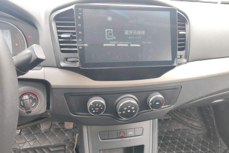 Used Roewe 350 2015 1.5L Manual Luxury Sunroof Edition Audio And AC Panel