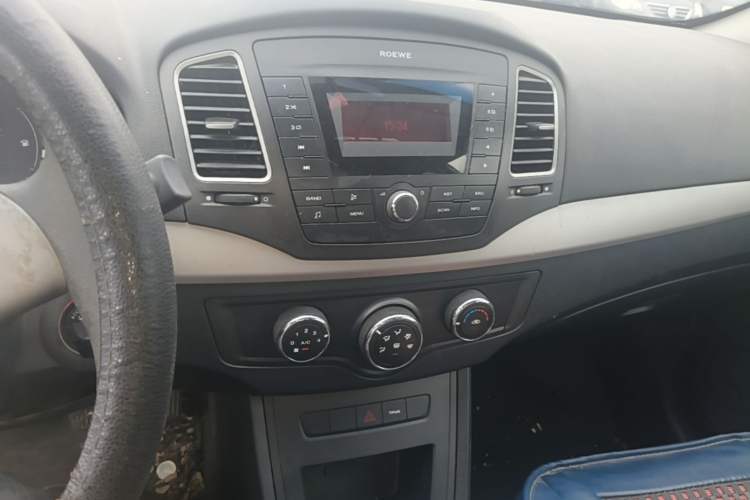 Used Roewe 350 2015 1.5L Manual Luxury Sunroof Edition Audio And AC Panel