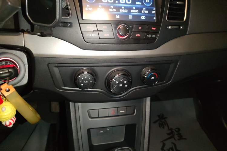 Used Roewe 350 2015 1.5L Automatic Luxury Sunroof Edition Audio And AC Panel