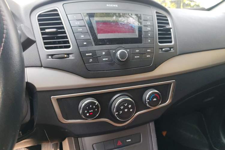 Used Roewe 350 2015 1.5L Automatic Luxury Sunroof Edition Audio And AC Panel