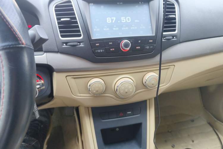 Used Roewe 350 2015 1.5L Automatic Luxury Sunroof Edition Audio And AC Panel