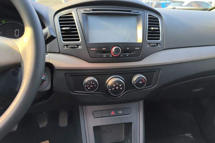 Used Roewe 350 2015 1.5L Manual Luxury Sunroof Edition Audio And AC Panel