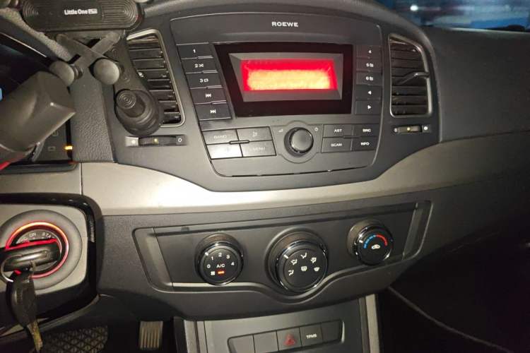 Used Roewe 350 2015 1.5L Automatic Luxury Sunroof Edition Audio And AC Panel