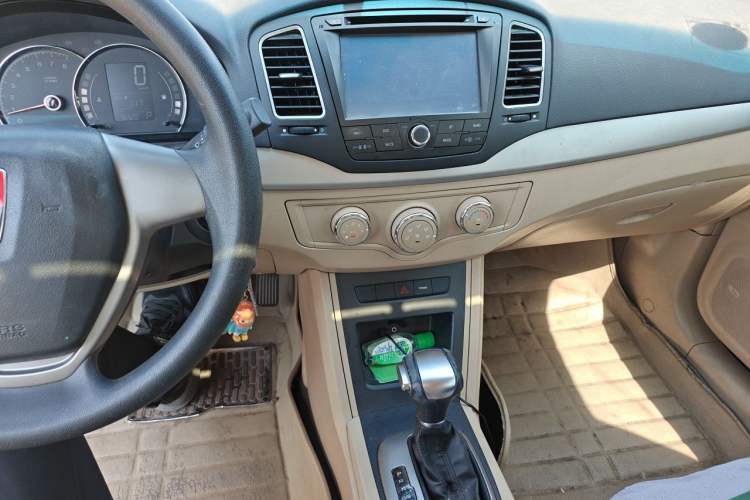 Used Roewe 350 2015 1.5L Automatic Luxury Sunroof Edition Audio And AC Panel