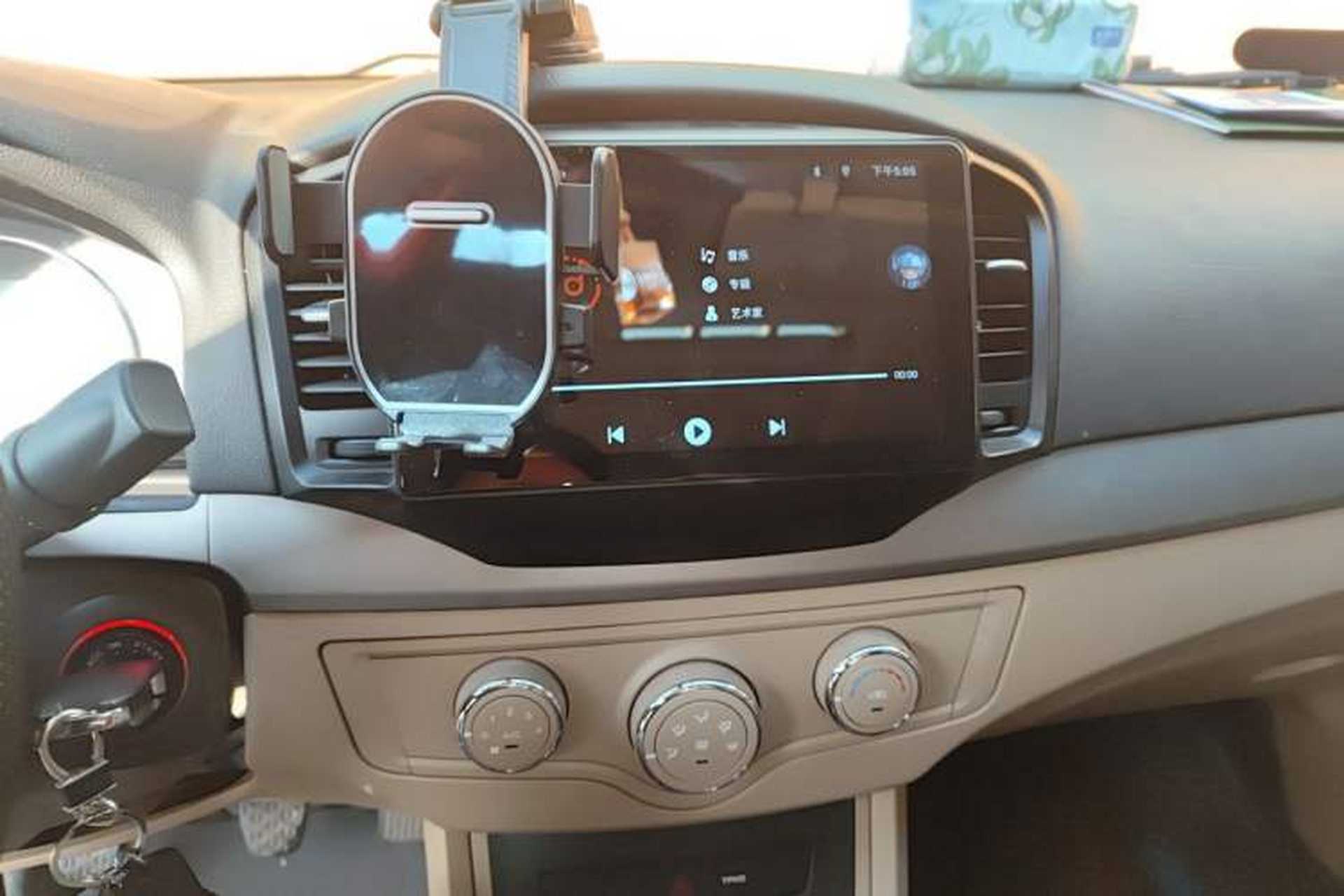 Used Roewe 350 2015 1.5L Manual Luxury Sunroof Edition Audio And AC Panel