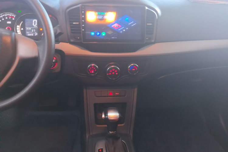 Used Roewe 350 2015 1.5L Automatic Luxury Sunroof Edition Audio And AC Panel