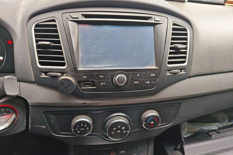 Used Roewe 350 2015 1.5L Automatic Luxury Sunroof Edition Audio And AC Panel