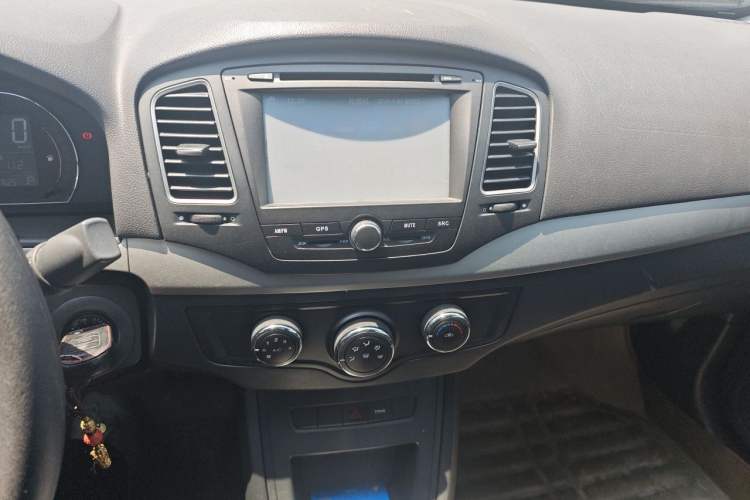 Used Roewe 350 2015 1.5L Automatic Luxury Sunroof Edition Audio And AC Panel