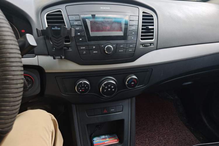 Used Roewe 350 2015 1.5L Manual Luxury Sunroof Edition Audio And AC Panel