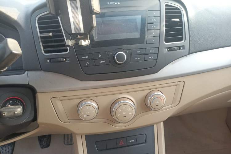 Used Roewe 350 2015 1.5L Manual Luxury Sunroof Edition Audio And AC Panel