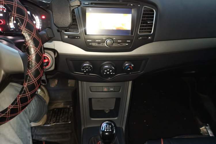 Used Roewe 350 2015 1.5L Manual Luxury Sunroof Edition Audio And AC Panel